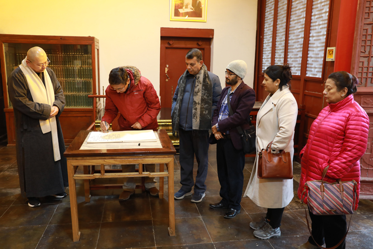 尼泊尔蓝毗尼佛教大学校长Dr.Subarna Lal Bajracharya一行拜访陕西省佛教协会(图4)