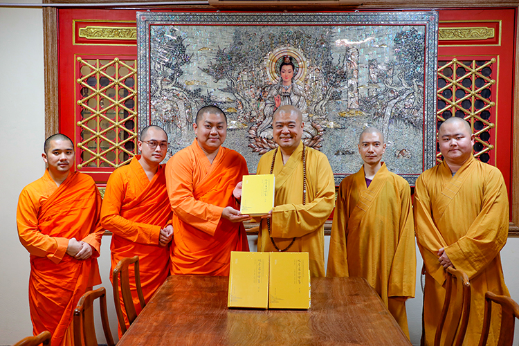 法门寺佛学院向泰国佛教界捐赠《鸠摩罗什译集》(图4)