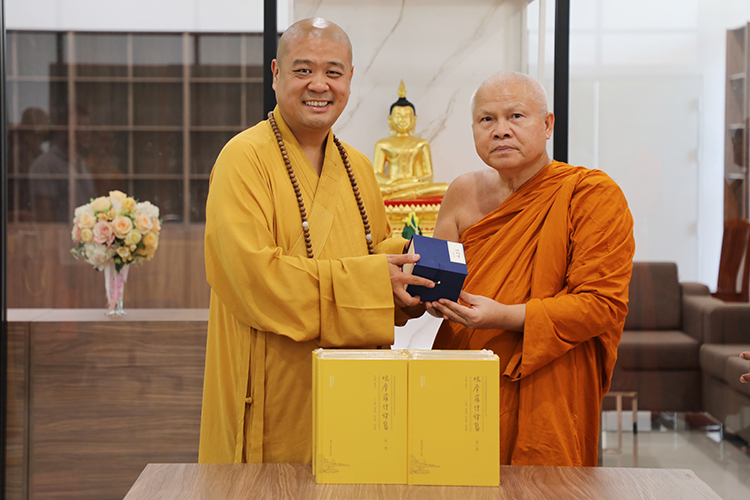 法门寺佛学院向泰国佛教界捐赠《鸠摩罗什译集》(图5)