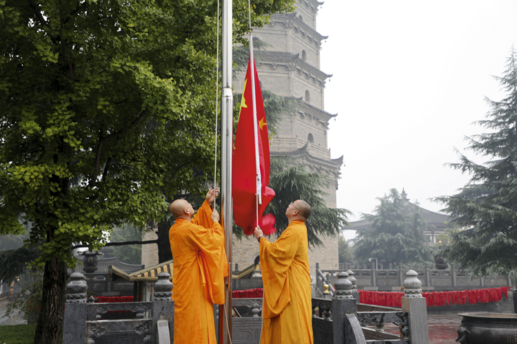 全省佛教界共同举行庄严肃穆的升国旗仪式(图2)