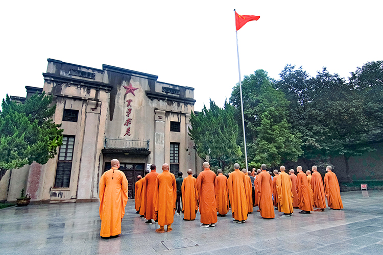 全省佛教界共同举行庄严肃穆的升国旗仪式(图3)