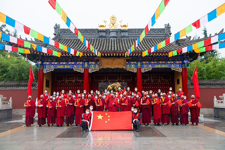 全省佛教界共同举行庄严肃穆的升国旗仪式(图6)