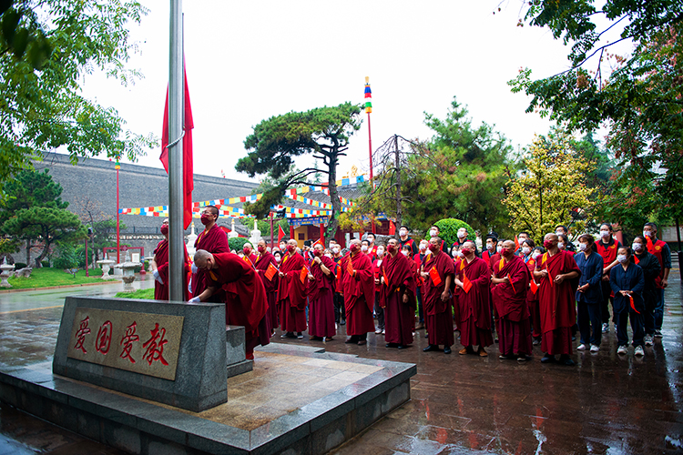 全省佛教界共同举行庄严肃穆的升国旗仪式(图8)