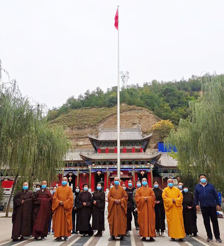 全省佛教界共同举行庄严肃穆的升国旗仪式(图12)