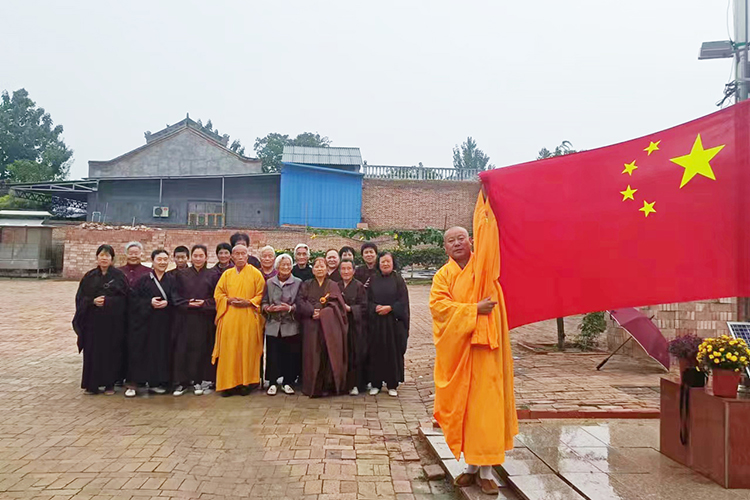 全省佛教界共同举行庄严肃穆的升国旗仪式(图16)
