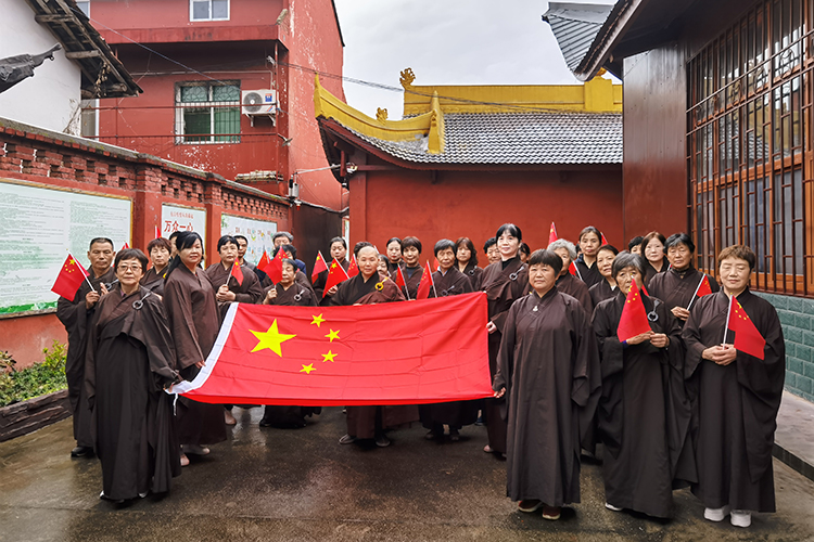 全省佛教界共同举行庄严肃穆的升国旗仪式(图19)