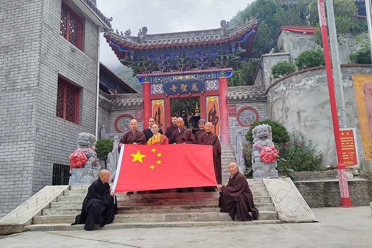 全省佛教界共同举行庄严肃穆的升国旗仪式(图20)