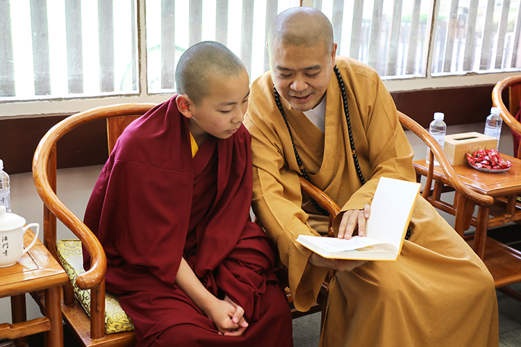 西藏少年活佛参访团一行来法门寺参访交流(图3)