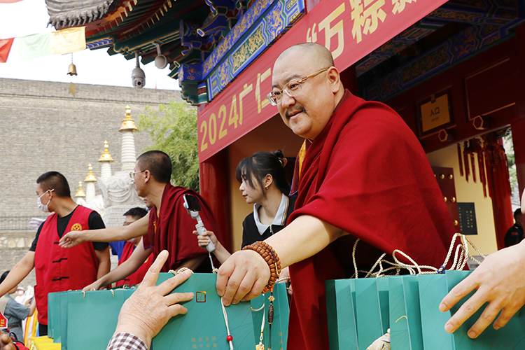 “粽”生欢喜庆佳节！西安广仁寺向市民赠送礼粽和香包(图2)