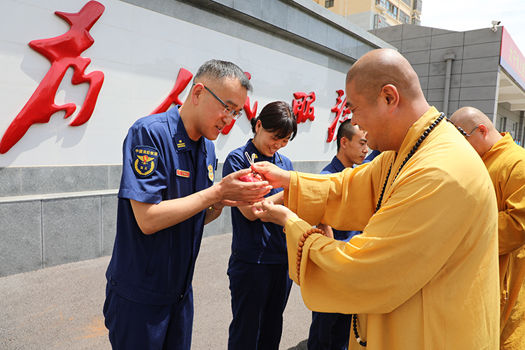 宝鸡市佛教协会端午节慰问扶风县消防救援大队(图3)