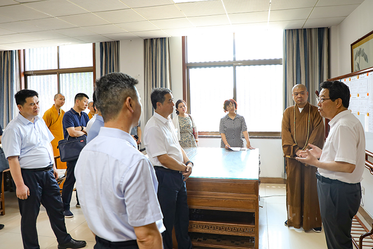 陕西省人大常委会民宗侨外工委一行来法门寺佛学院开展宗教院校工作调研(图3)