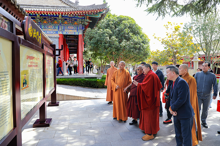 西藏自治区扎什伦布寺一行来法门寺参访交流(图1)