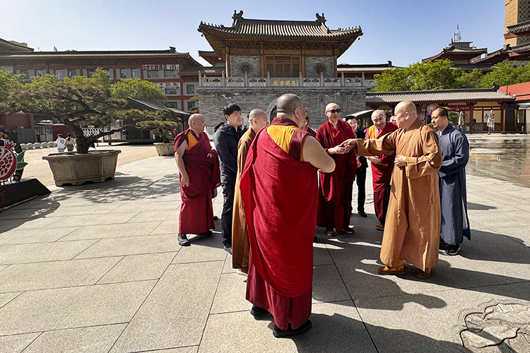 内蒙古自治区赤峰市佛教协会一行来大兴善寺参访交流(图1)