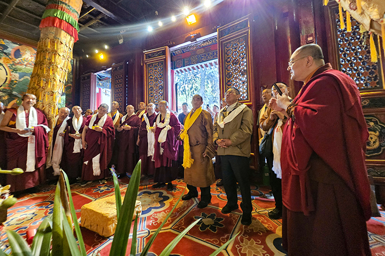 中国佛教协会副会长珠康•土登克珠活佛一行参访广仁寺(图3)