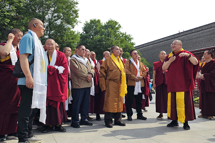 中国佛教协会副会长珠康•土登克珠活佛一行参访广仁寺(图1)