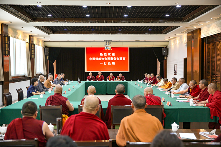 中国佛教协会西藏分会理事一行参访大慈恩寺