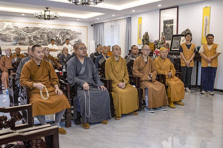 缅怀历史 祈祷和平——陕西佛教界组织观看“纪念中国人民抗日战争暨世界反法西斯战争胜利80周年大会”阅兵仪式直播(图17)