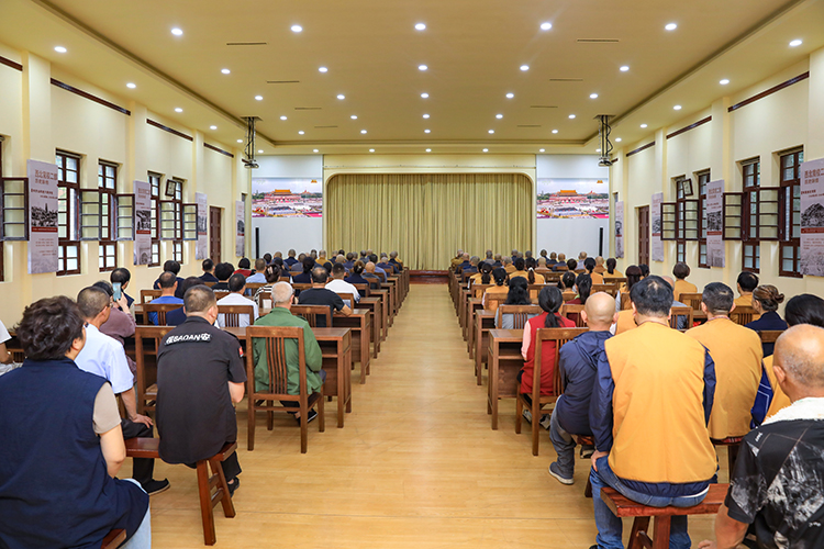 缅怀历史 祈祷和平——陕西佛教界组织观看“纪念中国人民抗日战争暨世界反法西斯战争胜利80周年大会”阅兵仪式直播