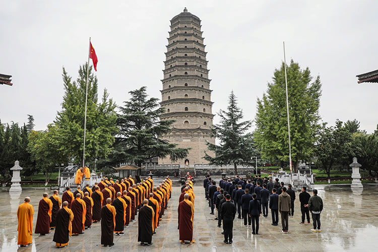 陕西省佛教界共同举行庄严肃穆的升国旗仪式(图2)