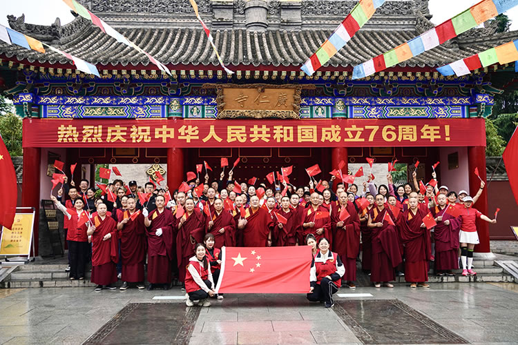 陕西省佛教界共同举行庄严肃穆的升国旗仪式(图9)