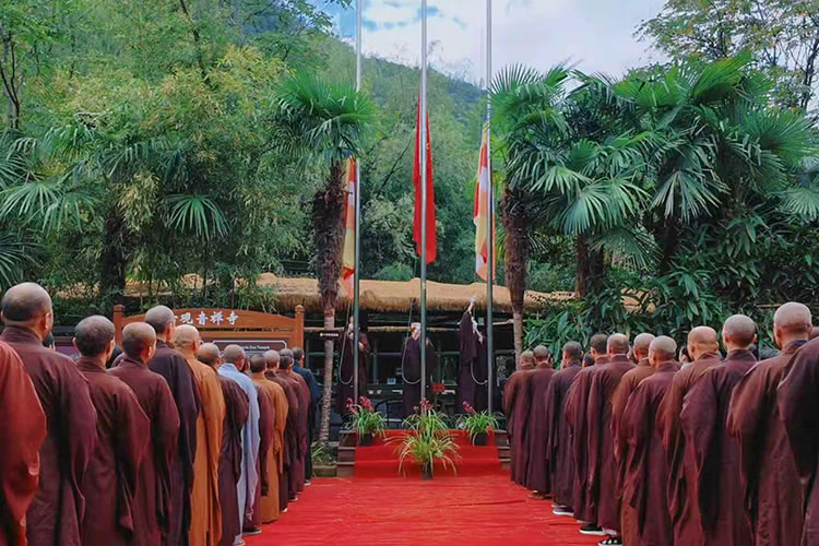 陕西省佛教界共同举行庄严肃穆的升国旗仪式(图10)