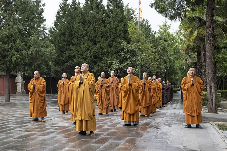 陕西省佛教界共同举行庄严肃穆的升国旗仪式(图10)