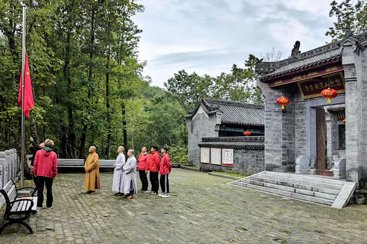 陕西省佛教界共同举行庄严肃穆的升国旗仪式(图24)