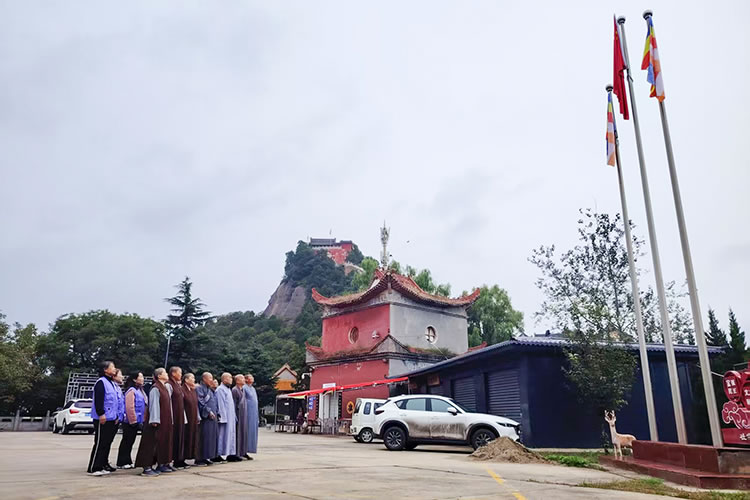 陕西省佛教界共同举行庄严肃穆的升国旗仪式(图25)