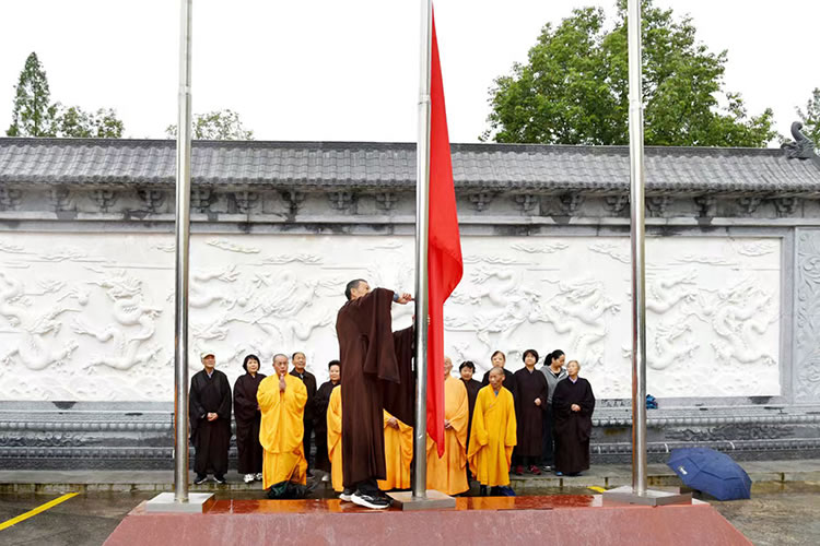 陕西省佛教界共同举行庄严肃穆的升国旗仪式(图10)